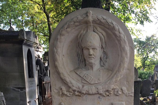 One Hour Père Lachaise Cemetery: A Self-guided Audio Tour - One hour with VoiceMap GPS and offline maps