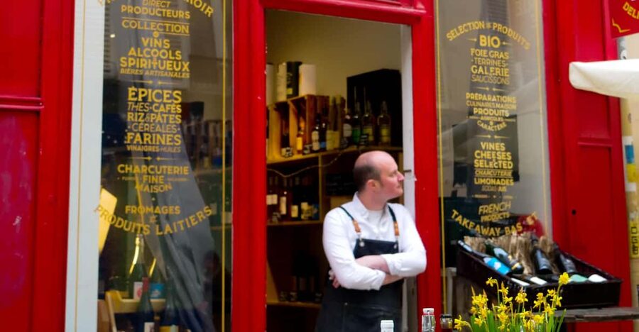 Oyster and white wine tasting in the heart of Montmartre - Meeting Pat at the tasting counter in the heart of Montmartre