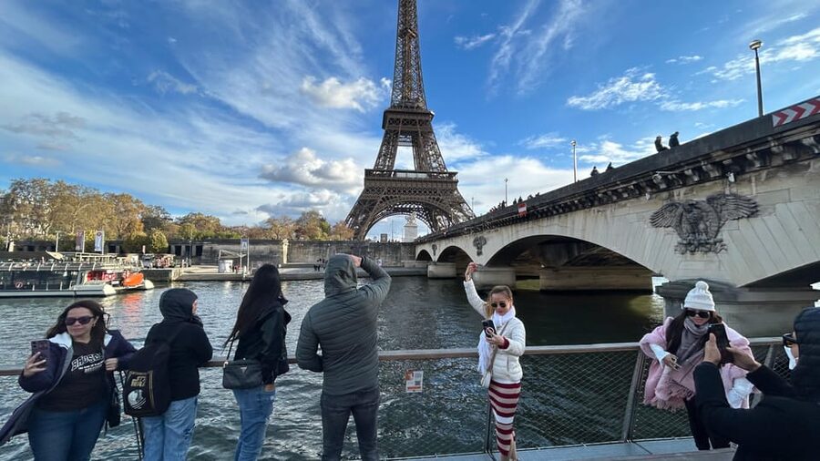 Paris: 1-Hour Sightseeing Cruise and 3-Course Bistro Dinner - Key highlights at a glance