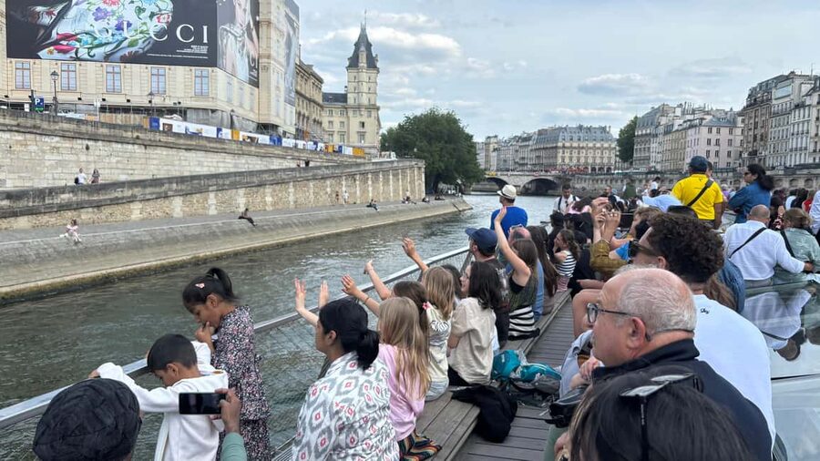 Paris: 1-Hour Sightseeing Cruise and 3-Course Bistro Dinner - Who this is perfect for, and who should skip it