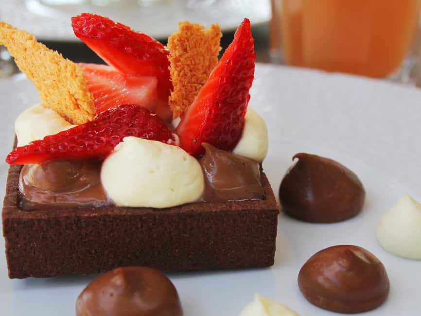 Paris: 1-Hour Sightseeing Cruise and 3-Course Bistro Dinner - Bistro Parisien by the Eiffel Tower, what the dinner is really like
