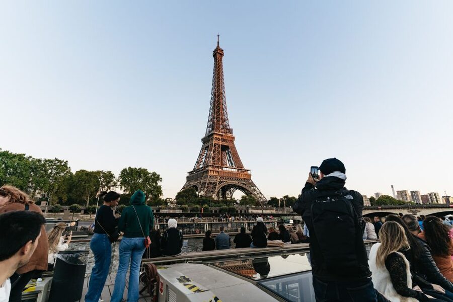 Paris: 1-Hour Sightseeing Cruise and 3-Course Bistro Dinner - Smartphone commentary in 11 languages, and how to use it right