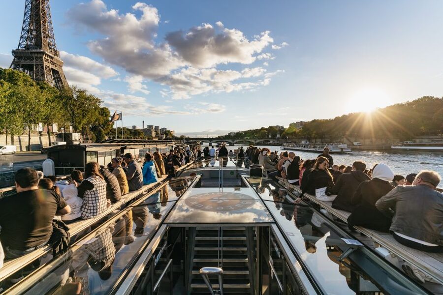 Paris: 1-Hour Sightseeing Cruise and 3-Course Bistro Dinner - Order it your way, but timing can make or break the magic