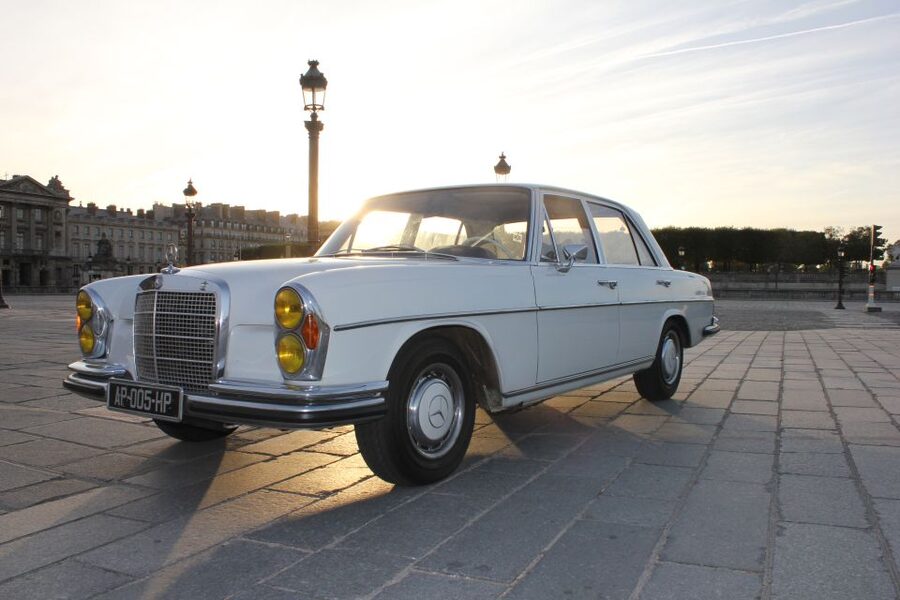 Paris: 2.5-Hour Guided Vintage Car Tour and Wine Tasting - Pont Marie start, small group pace, and what the ride feels like