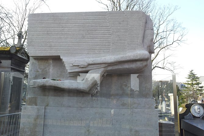 Paris 2-Hour Small Group Tour of Pere Lachaise Cemetery - Where you start, how the visit flows, and why the cemetery feels huge