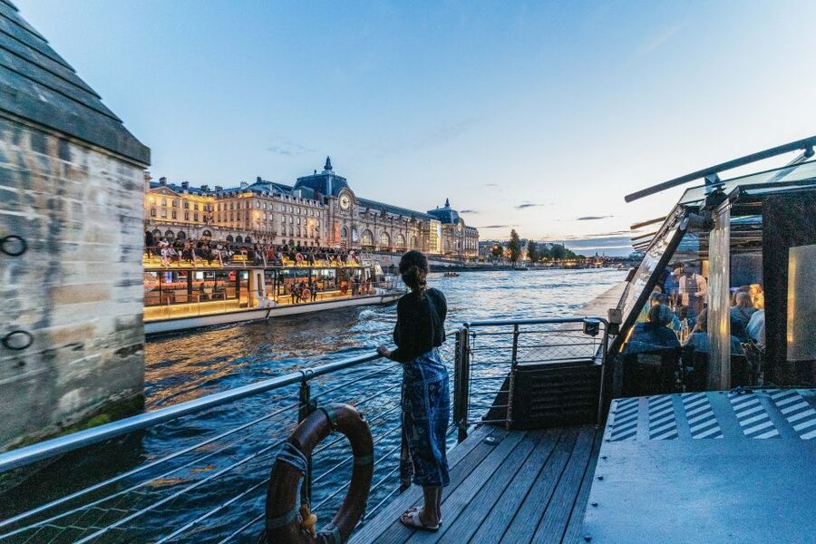 Paris: 3-Course-Dinner Cruise on the Seine with live music - Paris at night from a glass boat