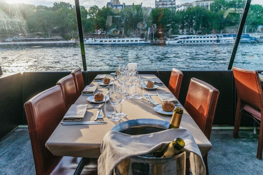 Paris: 3-Course-Dinner Cruise on the Seine with live music - Route walkthrough: Eiffel Tower lights to Notre Dame and beyond