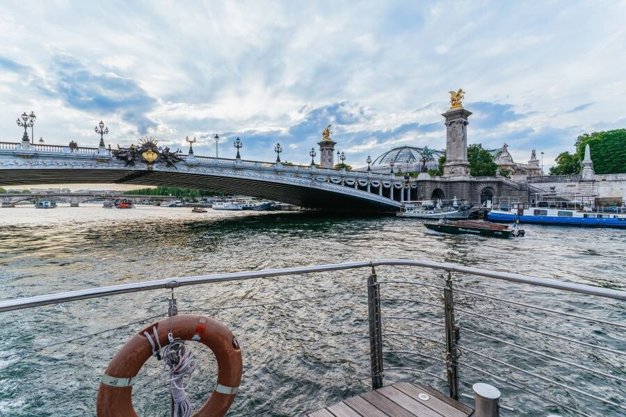 Paris: 3-Course-Dinner Cruise on the Seine with live music - Picking the right seating tier for better Eiffel Tower views