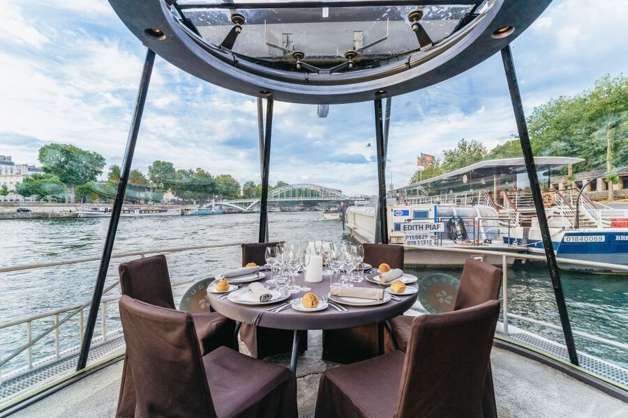 Paris: 3-Course-Dinner Cruise on the Seine with live music - Who this cruise suits best