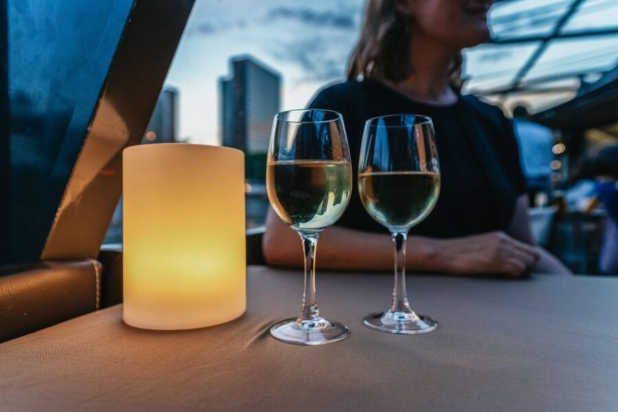 Paris: 3-Course-Dinner Cruise on the Seine with live music - Meal math: what the 3-course dinner (and cheese course) really means