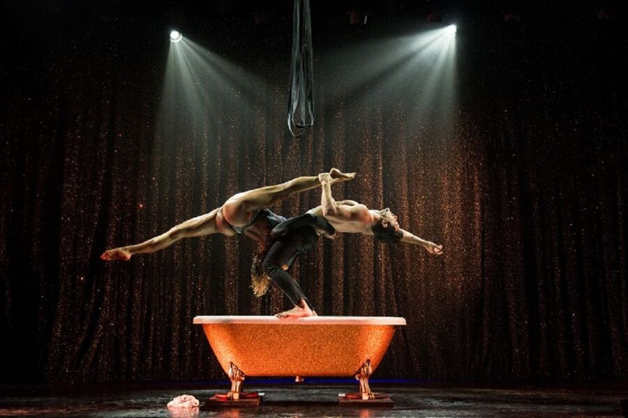 Paris: 3-Course Dinner & Show at Paradis Latin Cabaret - Drinks Included: Wine, Champagne, and a Smooth Evening Pace