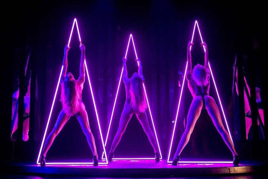 Paris: 3-Course Dinner & Show at Paradis Latin Cabaret - Your Timing Plan: 7:30 Arrival, Dinner at 8, Show at 9:30