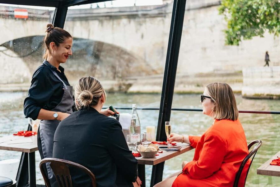 Paris : 3-Course Gourmet Dinner Cruise on Seine River - Should you book this Seine dinner cruise?