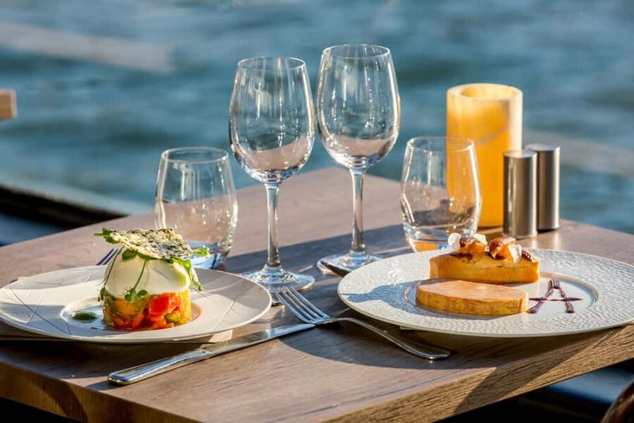 Paris: 3-Course Lunch Cruise on the River Seine - Service, Sound, and Onboard Comfort: What to Expect Day-of