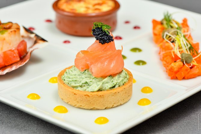 Paris 3-Courses Gourmet Dinner Seine River Cruise with Champagne - What the 100-person cap does for your comfort