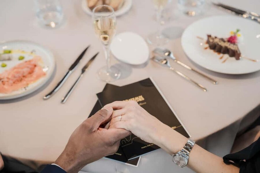 Paris: 4-Course Dinner Cruise on Seine River with Live Music - Live piano and violin: the sound track for night views