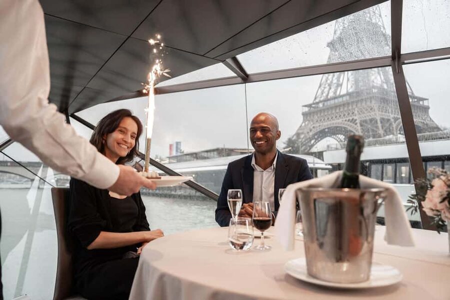 Paris: 4-Course Dinner Cruise on Seine River with Live Music - Photo moment planning: when to catch the Eiffel Tower sparkle