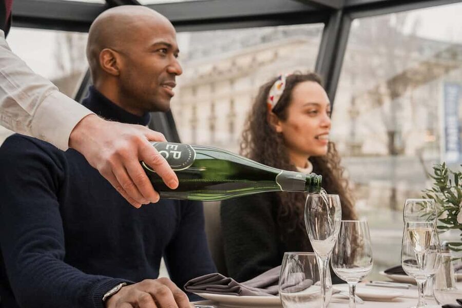 Paris: 4-Course Dinner Cruise on Seine River with Live Music - Your Seine route, stop by stop on the way to the icons