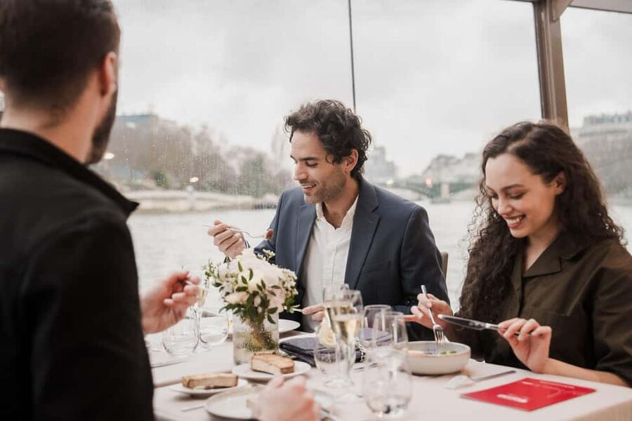 Paris: 4-Course Dinner Cruise on Seine River with Live Music - Service and comfort: what to expect from the staff