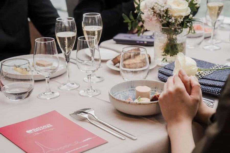 Paris: 4-Course Dinner Cruise on Seine River with Live Music - Checking in on the boat: aperitif, maître d’hôtel, and your table rhythm