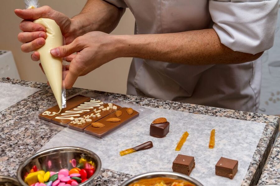 Paris: 45-minute Chocolate Making Workshop at Choco-Story - The 45-minute workshop: design your bar, then build it fast