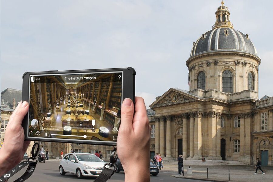Paris: Audio-Guided Bus Tour & Seine River Cruise - The luxury coach loop and its tablet-style storytelling