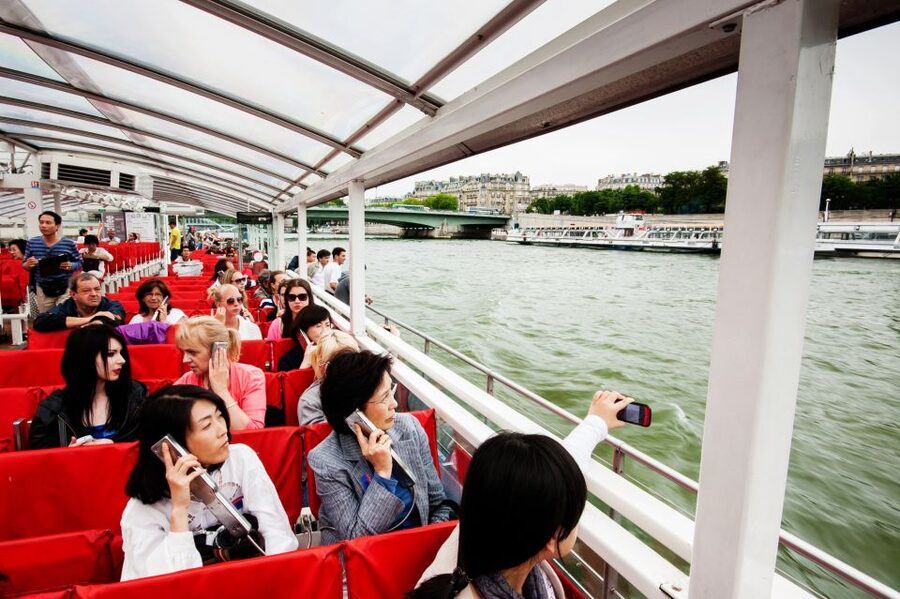 Paris: Audio-Guided Bus Tour & Seine River Cruise - Using the audio and tablet setup without frustration