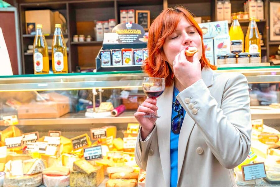 Paris: Authentic Food & Wine Tasting Tour in Le Marais - Stop by stop in Le Marais: oysters, cheese market, falafel, bistro dinner, crêpe