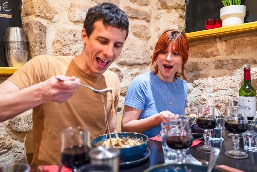 Paris: Authentic Food & Wine Tasting Tour in Le Marais - Meeting point and the walk pace for a group up to 12