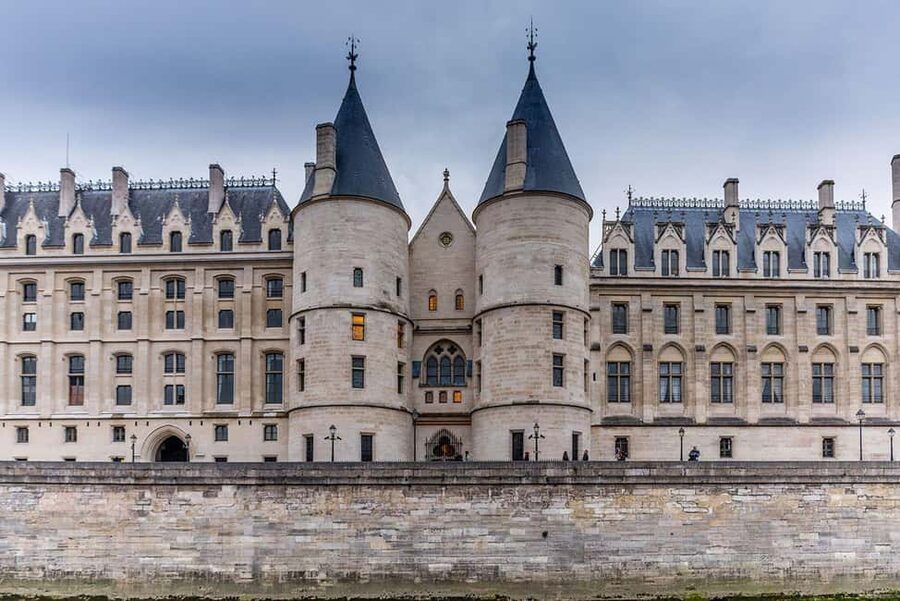Paris, between Crimes and Mysteries - Key things you should know before you go