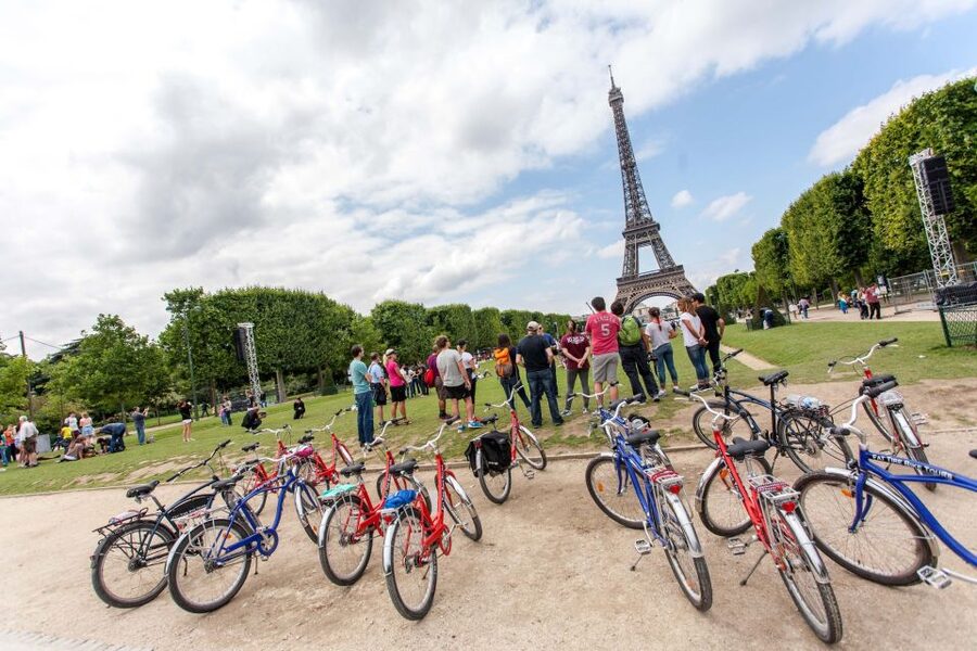 Paris Bike Tour: Eiffel Tower, Place de la Concorde & More - Eiffel Tower Stop: A Picture-Perfect Pause That Doesn’t Feel Touristy-Empty