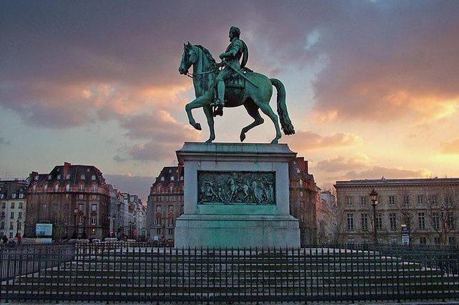 Paris by Night Walking Tour: Ghosts, Mysteries and Legends - Starting point near Pont Neuf, then you build a dark route