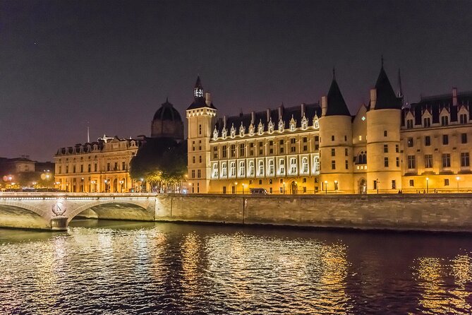 Paris by Night Walking Tour: Ghosts, Mysteries and Legends - Square du Vert-Galant: where a green space holds a fiery legend