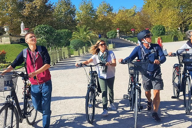 Paris: Charming Nooks and Crannies Bike Tour - Place des Vosges, Hôtel de Sens, Conciergerie, and Pont Neuf