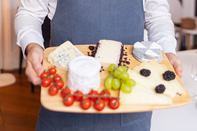 Paris Cheeses and Wines Tour de France with Tasty Games - Atmosphere and pace: what to expect socially