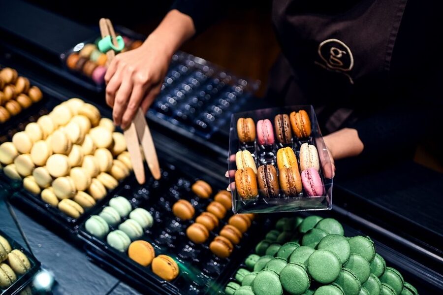 Paris: Chocolate and Pastry Tour with Tastings - Seasonal Refreshment: Ice Cream in Summer, Pastry or Chocolate in Other Seasons