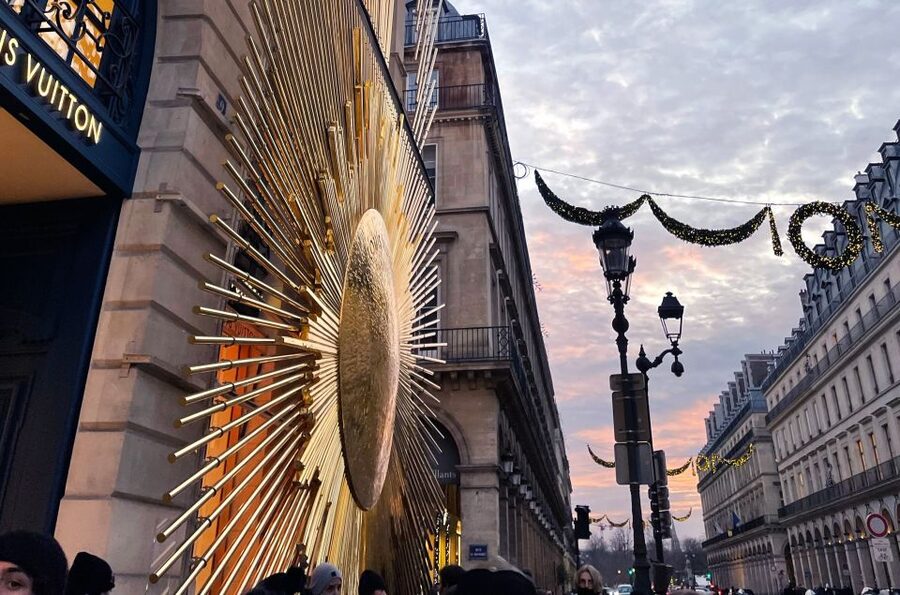 Paris Christmas Lights Walking Tour with Local Guide - A two-hour Christmas lights walk with the right kind of guide