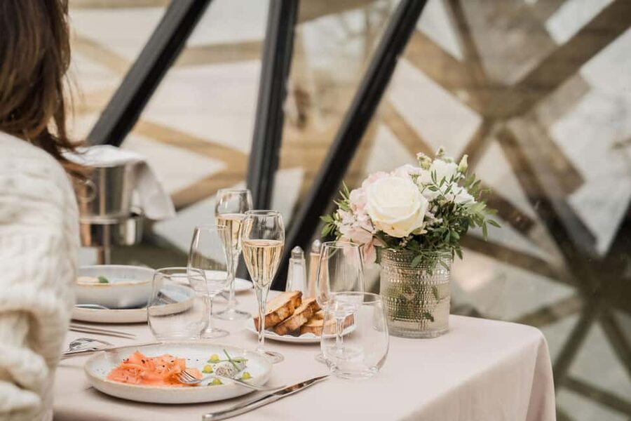 Paris : Christmas Special Lunch Cruise on the Seine River - Boarding and the pace of the lunch, from aperitif to dessert