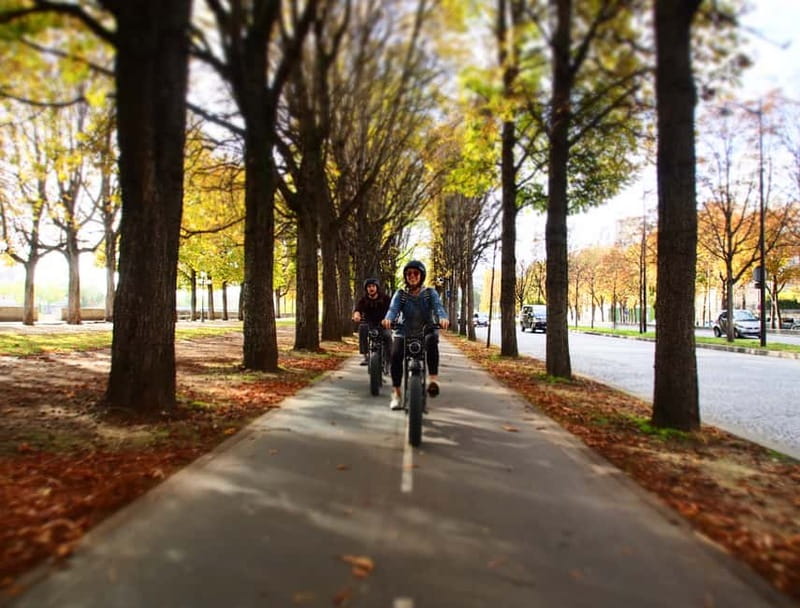 Paris: City Highlights Private Electric Bike Tour with video - Eiffel Tower and Grand Palais, with Place de la Concorde in the same rhythm