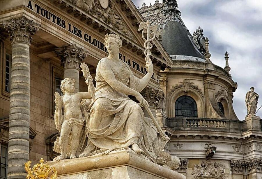 Paris: City Pass – Eiffel, Louvre & 27+ Must-See Sights - Montmartre and Sacré Coeur with a local guide, plus Paradox and Balloon de Paris