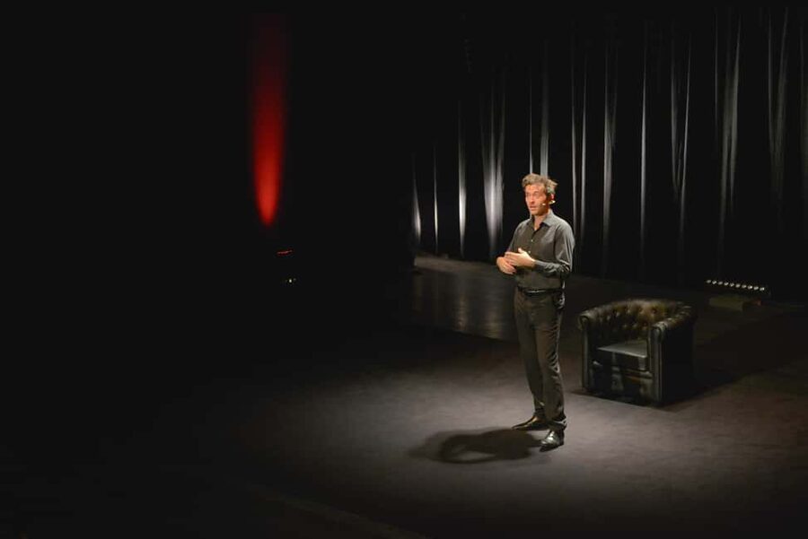 Paris: Comedy Show in English - How to Become a Parisian - What to plan around: cloakroom limits and timing reality