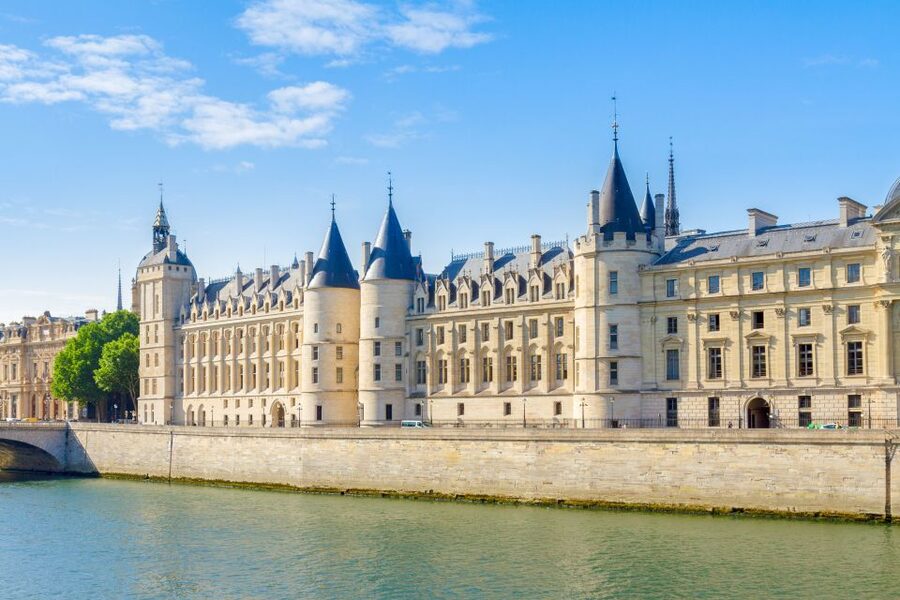 Paris: Conciergerie Ticket with Histopad - Arriving at 2 Boulevard du Palais and setting expectations