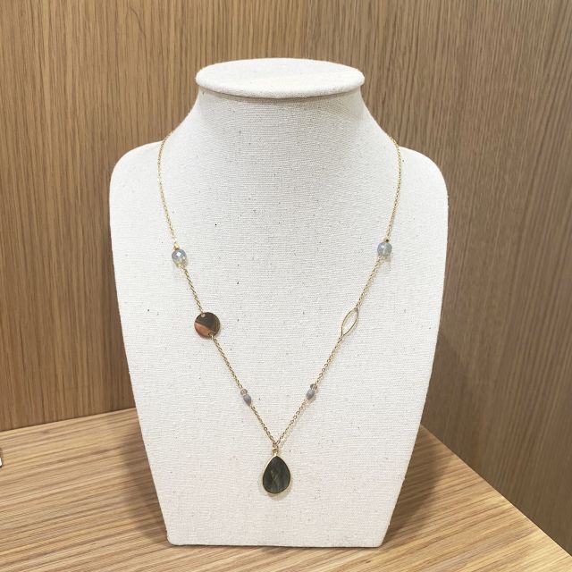 Paris: Create Your Own DIY Jewelry Souvenir Workshop - Inside Oscar Bijoux: your Paris boutique workshop begins with choices