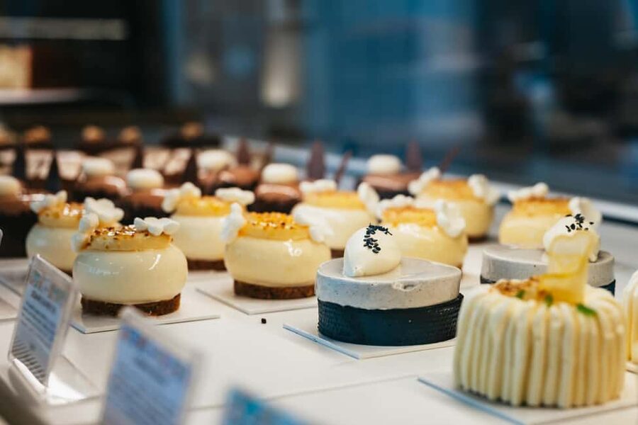 Paris: Curated Sweet Tour by a French Pastry School - The mid-tour walk, and what to watch for in Le Marais