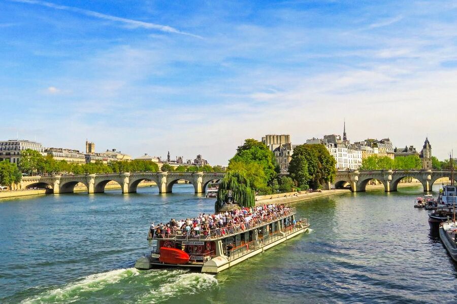 Paris: Day or Sunset Cruise with Drink, Ice Cream or Dessert - Lines, seating, and comfort on a one-hour cruise