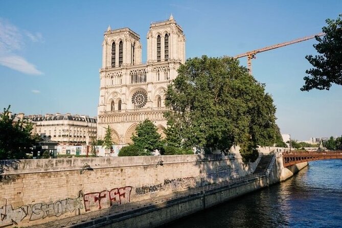 Paris Day Tour with Eiffel Tower, Louvre and Cruise Max 6 People - Île de la Cité and Gothic Paris: photos, exterior stops, and story beats