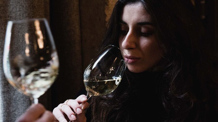 Paris: Dinner with Customized Wine Selection - The two-hour rhythm: chat, champagne, then three pairings