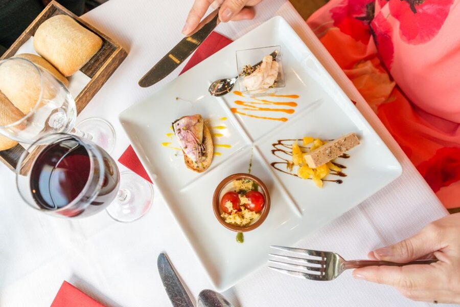 Paris: Early Evening Dinner Cruise on the River Seine - The Onboard Meal: Classic French Starter, Main, and L’instant Dessert