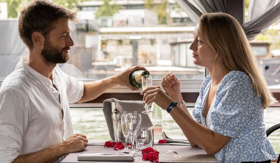 Paris: Early Evening Dinner Cruise on the River Seine - Drinks, Live Singer Vibes, and the Photo Sales Reality