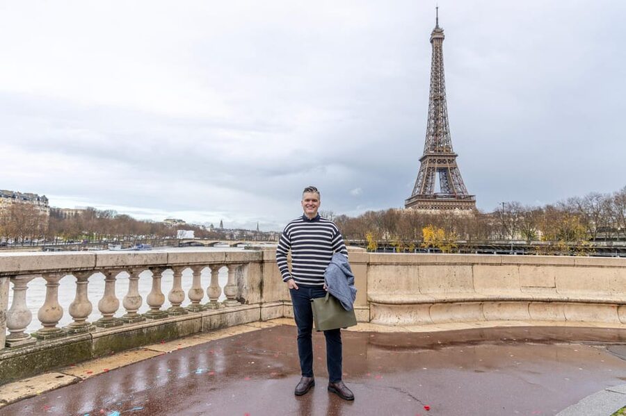 Paris: Eiffel Area Private Photoshoot - The Seine River Photo Stop, Built for Flattering Movement